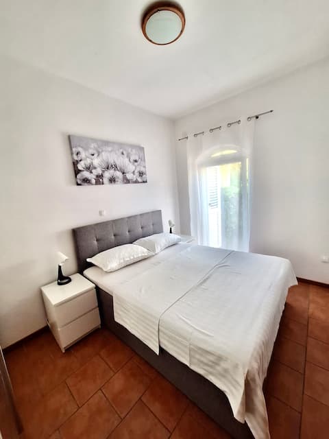 Solomun 2 Spacious Terrace apartment by the Beach