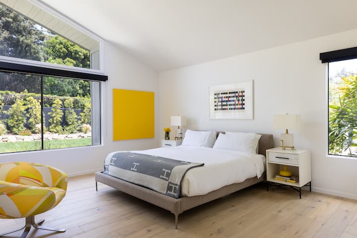 Amplio dormitorio principal con techos espectaculares y nuevo colchón Nectar tamaño king. Armarios de California en todas las habitaciones.