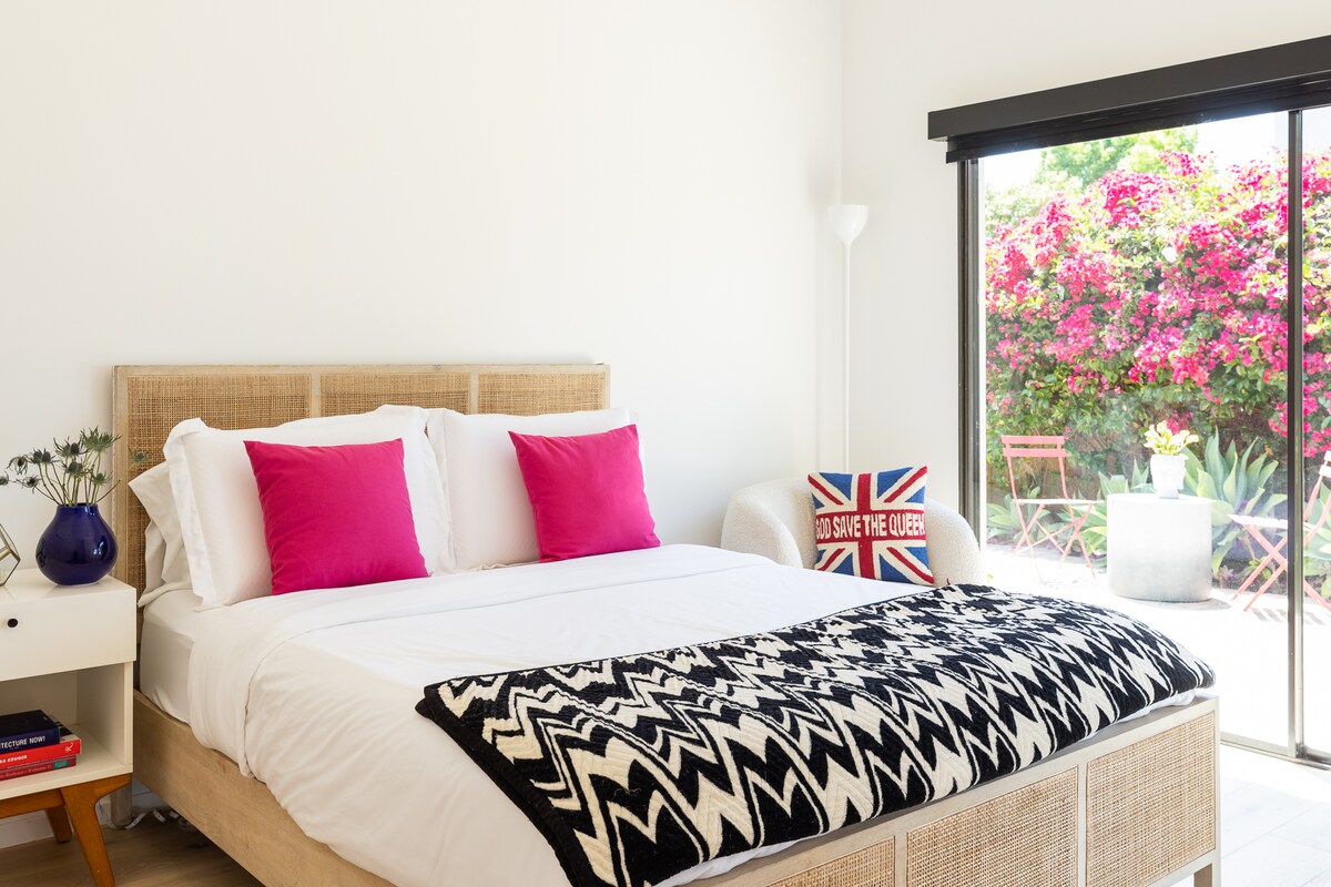 Pabuskite į Bugenviliją! Miegamasis su terasa, skirta dar vienam puodeliui kavos.  Kalifornijos spintos ir naujas karalienės dydžio nektaro čiužinys.  Patogi, aukštos kokybės patalynė.