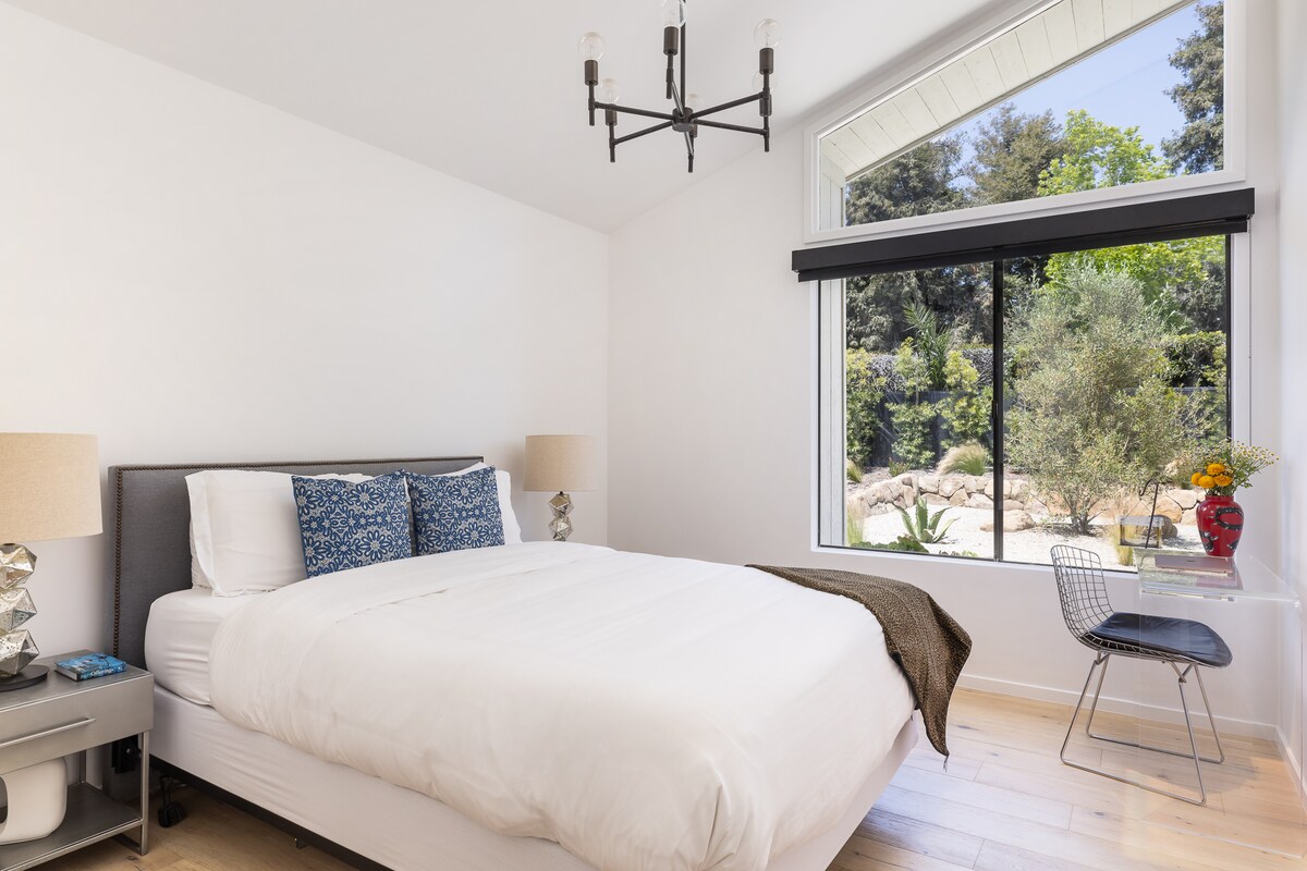 Miegamasis su aukštomis nuožulniomis lubomis ir stoglangiu.  Naujas „Nectar Queen“ dydžio čiužinys ir patogi patalynė.  Speciali vieta darbui.