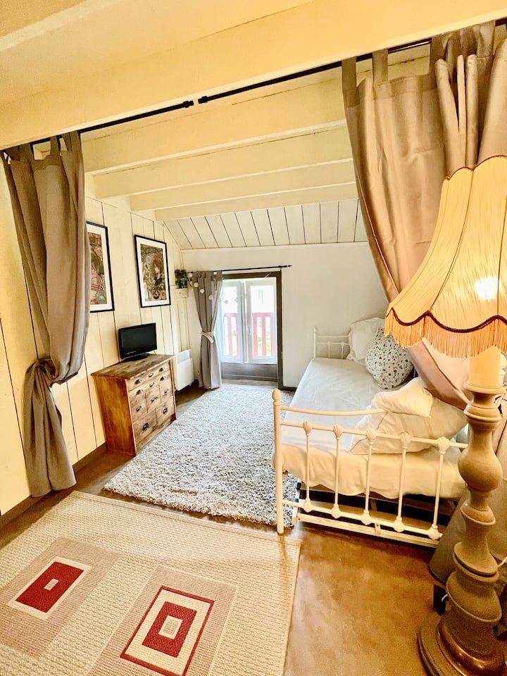 Juno套房-包括双人卧室、带2张单人床的床角、起居区和淋浴间