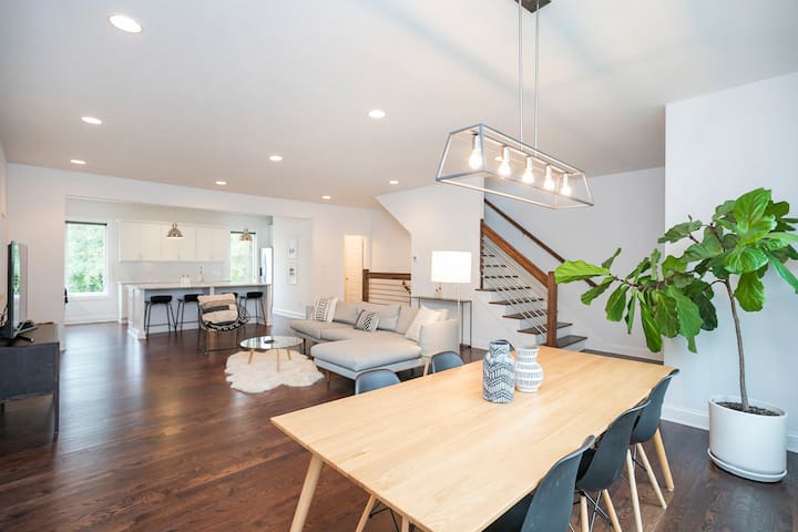 3 Ensuite Bedroom Townhouse (2 Miles to Downtown)