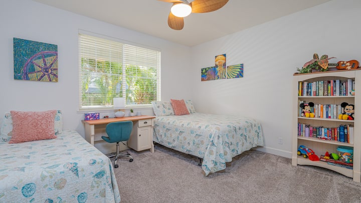 Habitación con una cama completa y una cama doble --- (bedrail para niños y pack-n-play disponibles)