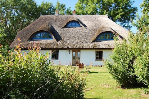 Country idyll in a quaint thatched house for 8 people