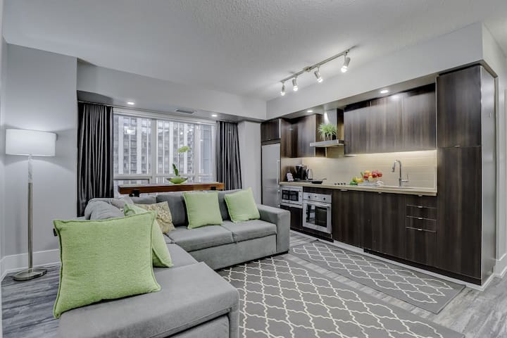 Large Downtown Condo – 3 BR + 2BA + Free Parking!