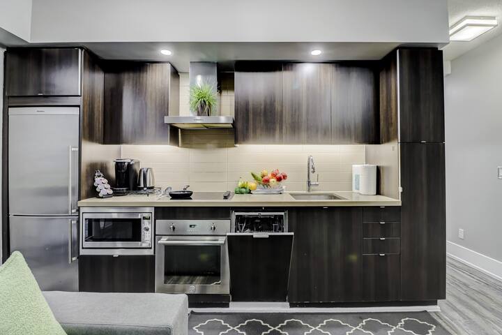 Large Downtown Condo – 3 BR + 2BA + Free Parking! gallery image 2