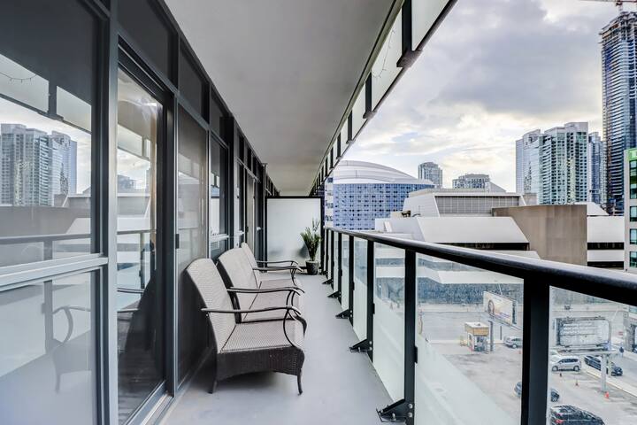 Large Downtown Condo – 3 BR + 2BA + Free Parking! gallery image 4