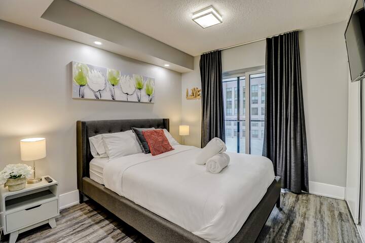 Large Downtown Condo – 3 BR + 2BA + Free Parking! gallery image 3