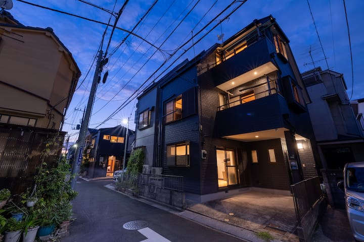 4 Bed-rooms, 2 toilets, shower, Luggage from 9am