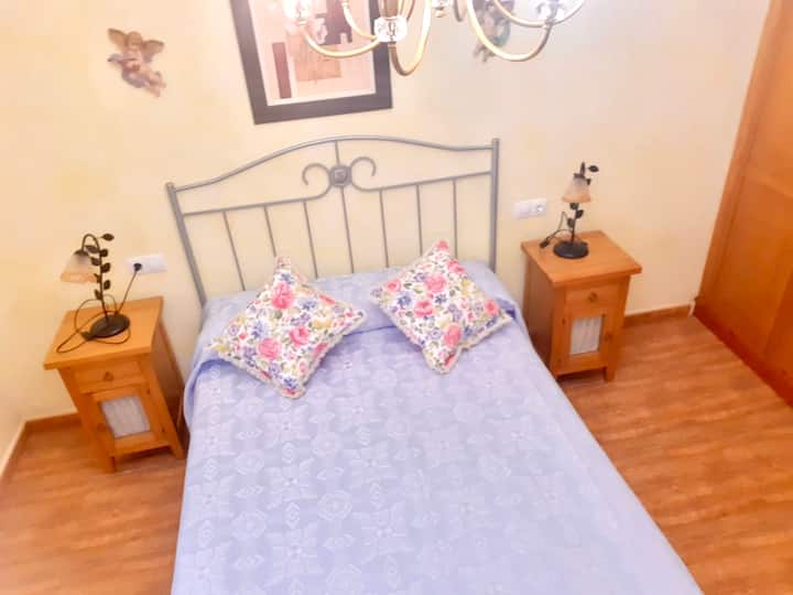 拉略萨客房（ La Llosa Room ）