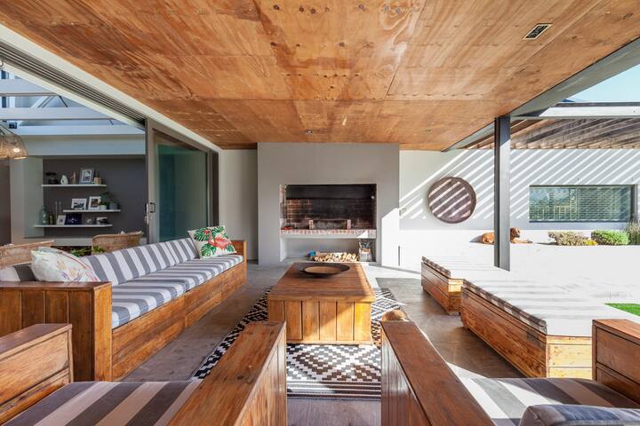 Modern Noordhoek gallery image 4