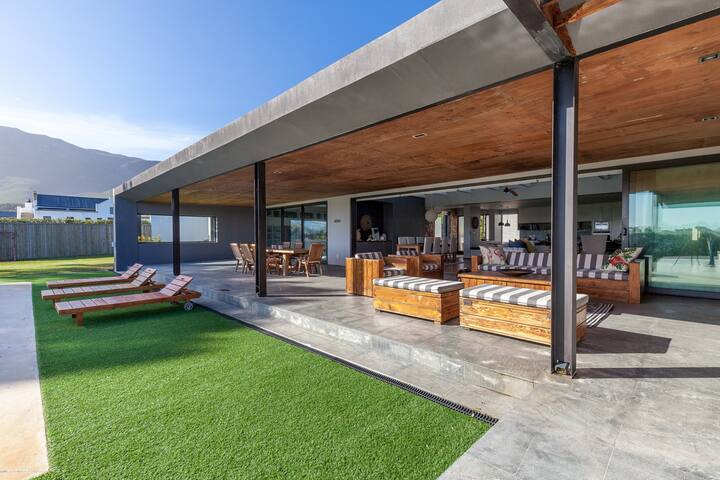 Modern Noordhoek gallery image 3