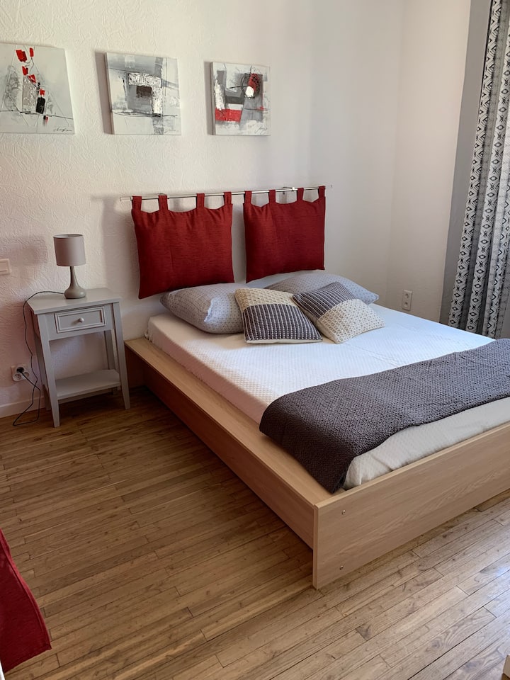 חדר ליד הבריכה