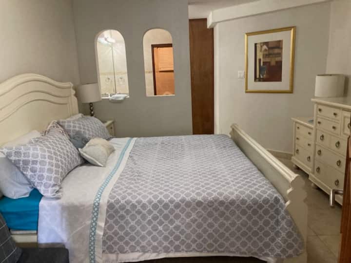 Dhomë gjumi kryesore me 1 krevat dopio "king" dhe krevat për foshnja 