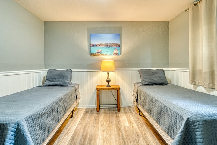 ห้องนอน #3 (ชั้นล่าง) พร้อมเตียงแฝด XL สองเตียงและตู้เสื้อผ้ามาตรฐาน