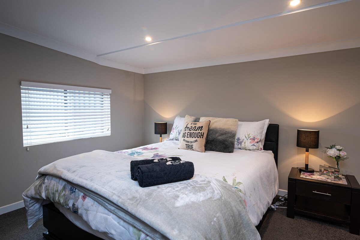 Luxurious Queen size bed