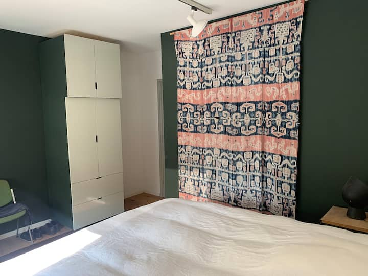 Veľká manželská posteľ s výhľadom na kanál