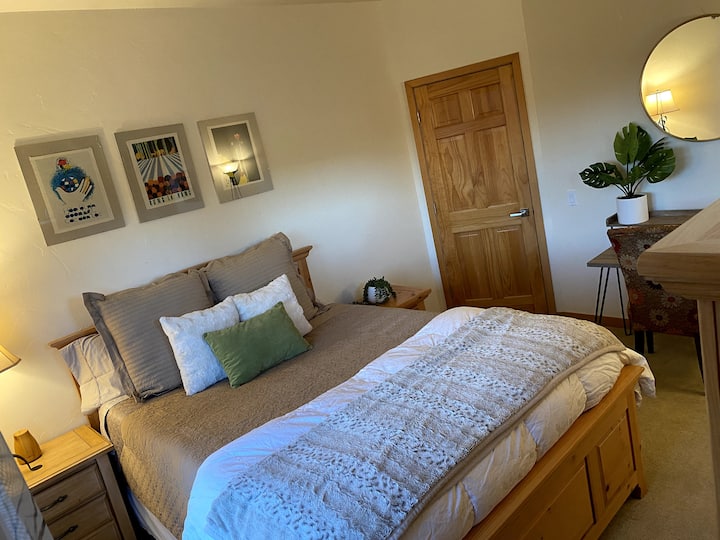 Relaxing third bedroom with beautiful view of Castle Peak