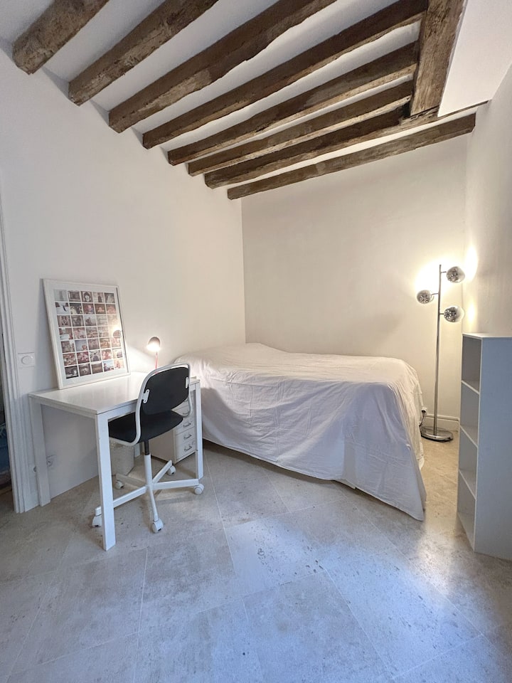 卧室1. 1楼双人床（ 140 200厘米）。 公寓的第二扇前门位于此房间内，可直接从大楼的楼梯进入 