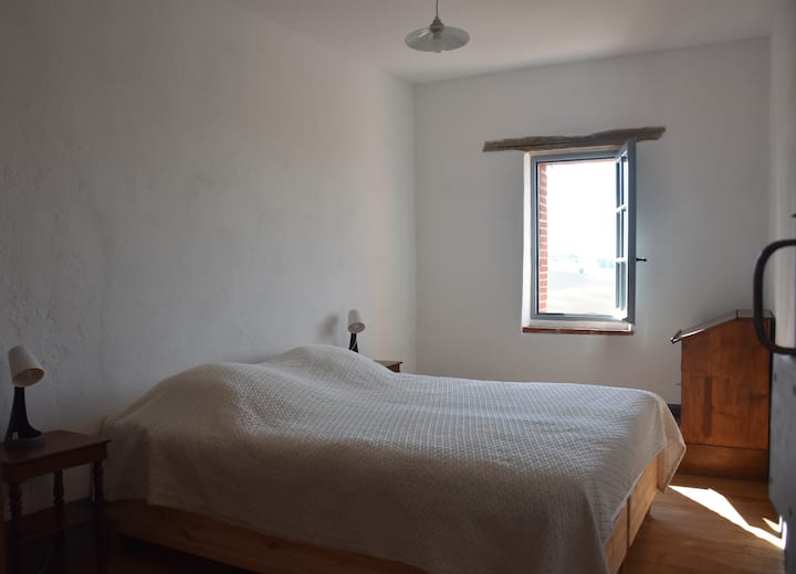 Cette chambre donne sur les collines du Lauragais et sur la Montagne Noire.
