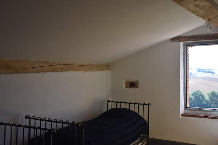 Trois lits simples dans cette grande chambre, et toujours une si jolie vue.