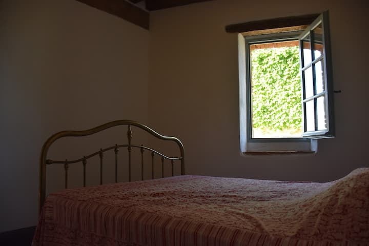 Une chambre double, avec un lit ancien et une literie neuve.