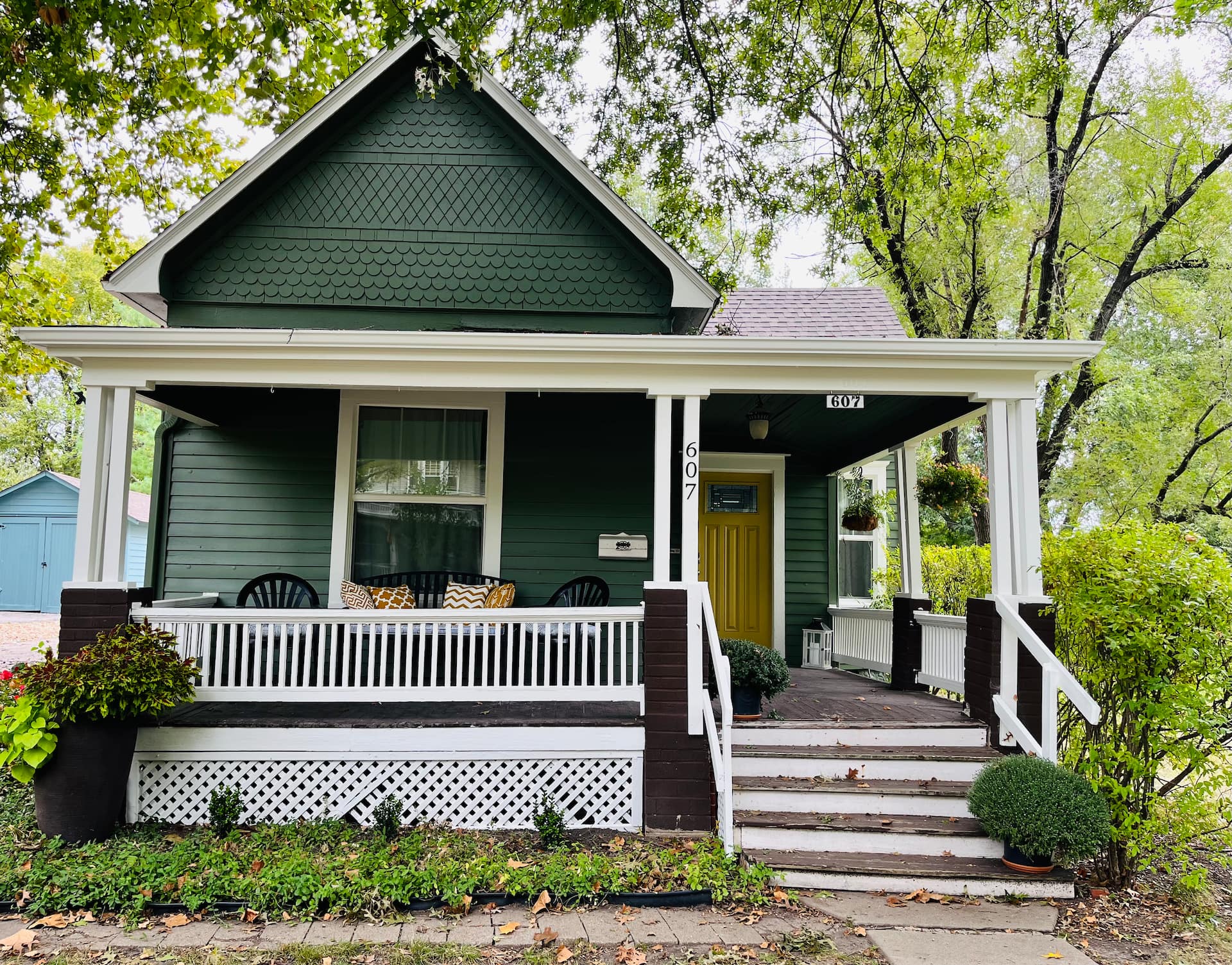 Cozy downtown cottage