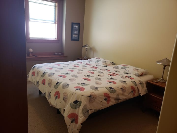 Hauptschlafzimmer mit Kingsize-Bett