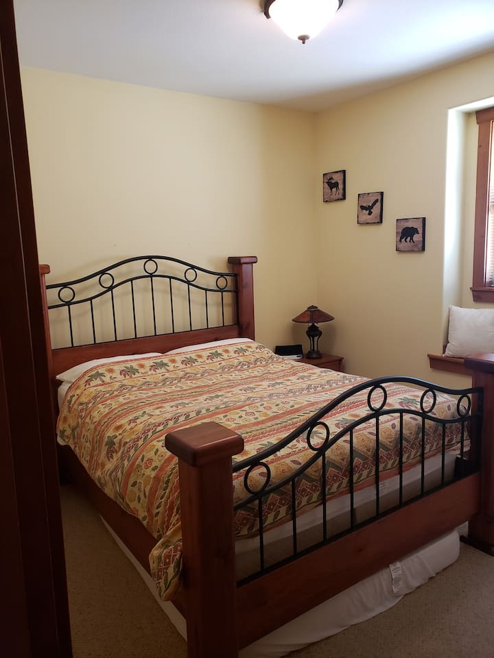 Zweites Schlafzimmer mit Queensize-Bett