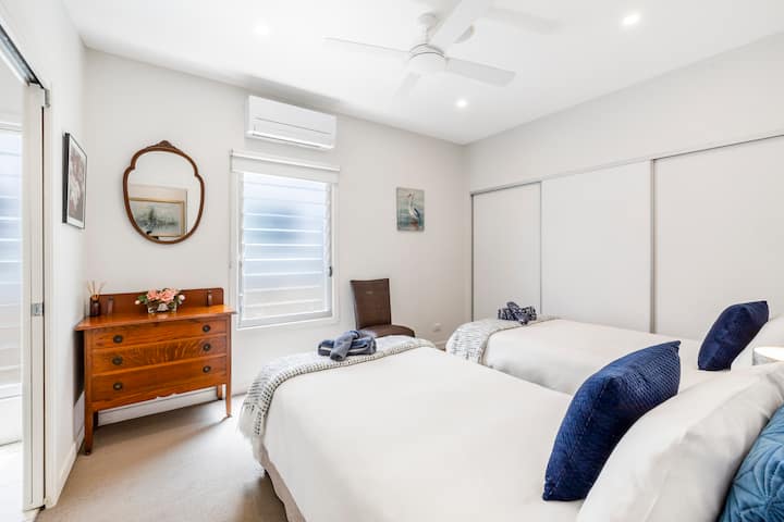 第二间卧室配有2张加大双人床、空调和吊扇。