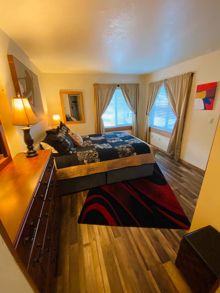 Dormitorio principal en esquina con vistas a las pistas de esquí de los acantilados rojos y baño completo privado
