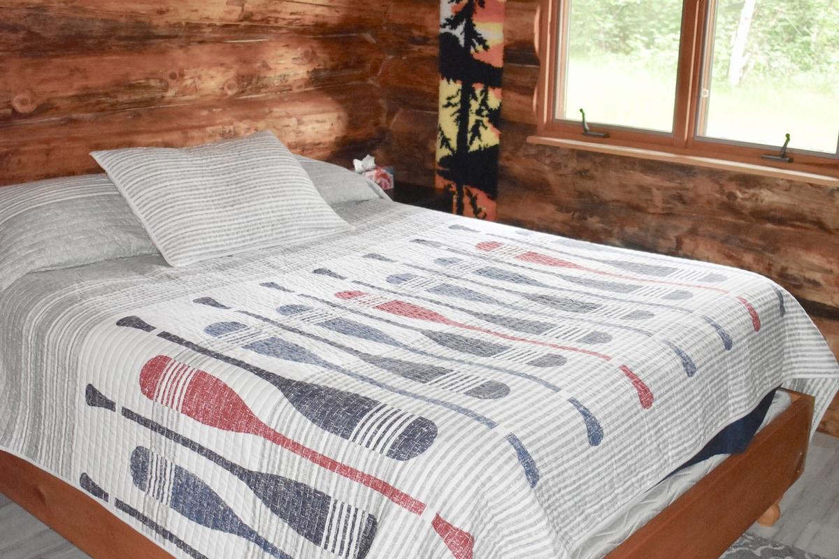 Uno de los dos dormitorios de la cabaña de madera, ambas camas tamaño queen