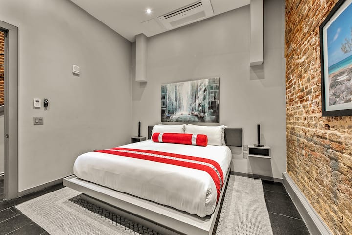 Spavaća soba pruža udoban i opuštajući prostor s bračnim krevetom.