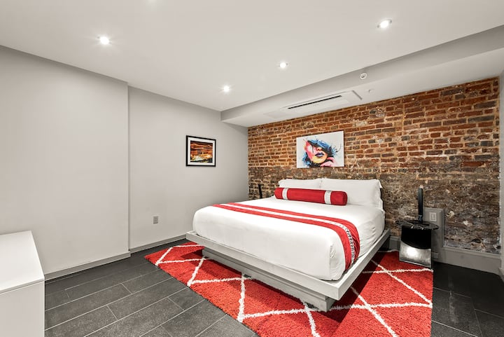 Spavaća soba pruža udoban i opuštajući prostor s bračnim krevetom.