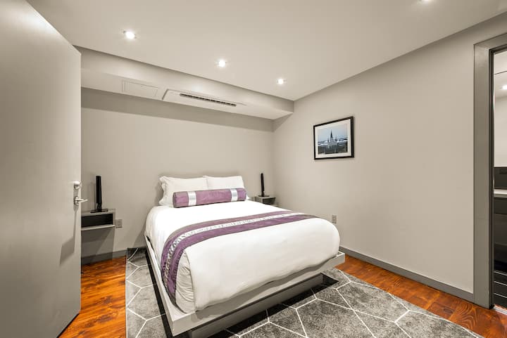 Ova spavaća soba na osami, smještena uz stepenice, ima udoban i opuštajući prostor s bračnim krevetom.