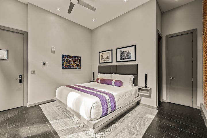 Spavaća soba pruža udoban i opuštajući prostor s bračnim krevetom.