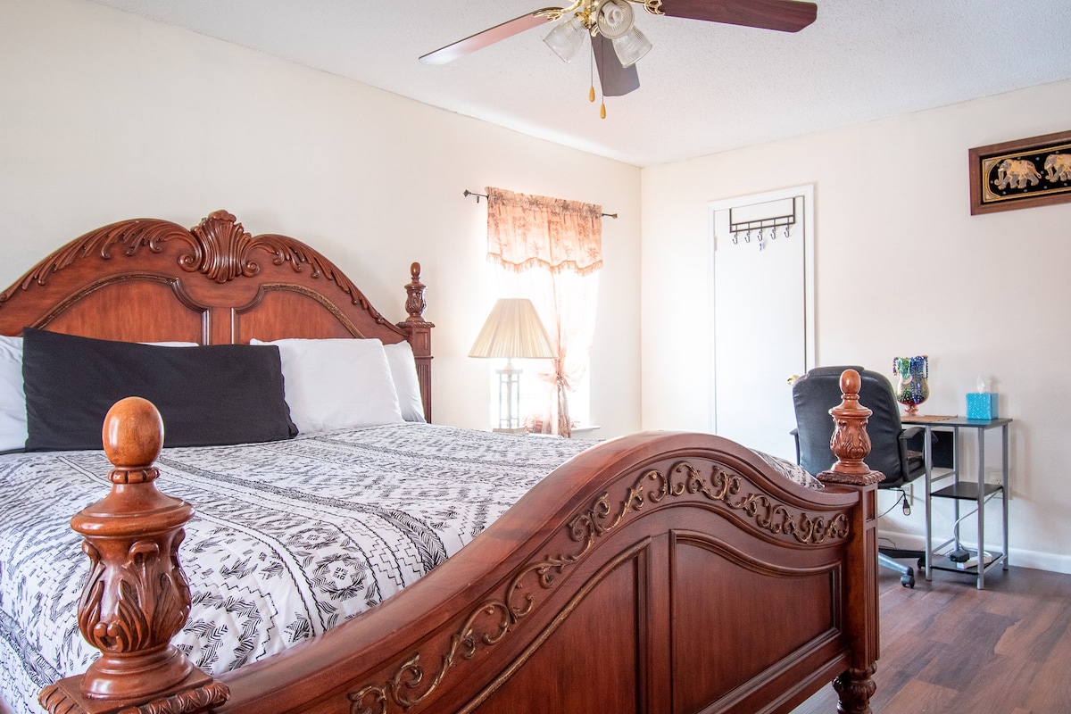 มีพัดลมเพดานและโต๊ะวางแล็ปท็อป