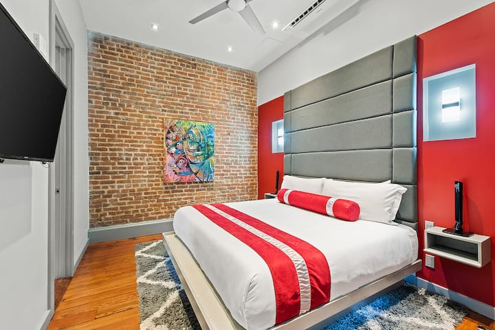 El dormitorio ofrece un espacio cómodo y relajante con una cama tamaño king.