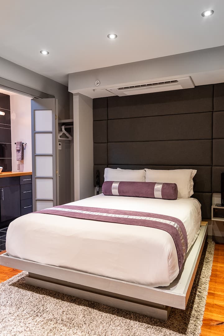 El dormitorio ofrece un espacio cómodo y relajante con una cama tamaño queen.