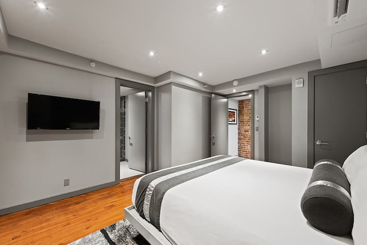 El dormitorio ofrece un espacio cómodo y relajante con una cama tamaño king.
