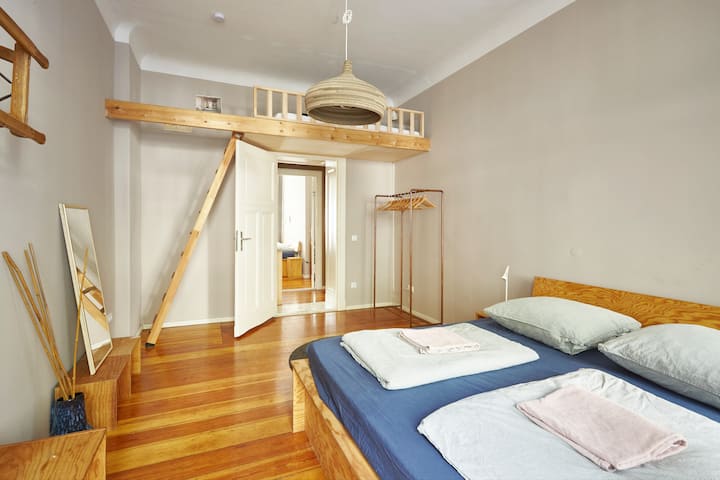 Glavna spavaća soba s jednim krevetom na kat