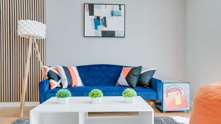 Moderna sala de estar de concepto abierto con un acogedor sofá cama