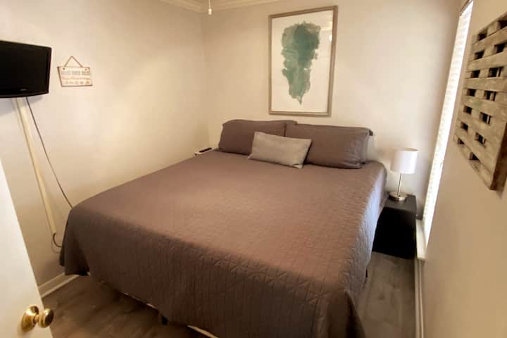 配有加大双人床。   