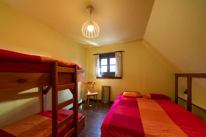 Dormitorio 2 con 1 cama doble y 1 litera.