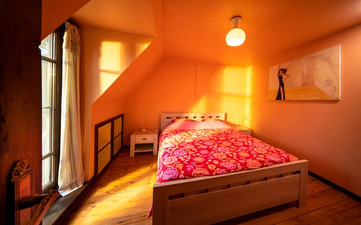 Dormitorio 1  con cama matrimonial y amplio armario. Vista del pueblo
Cuna a petición.