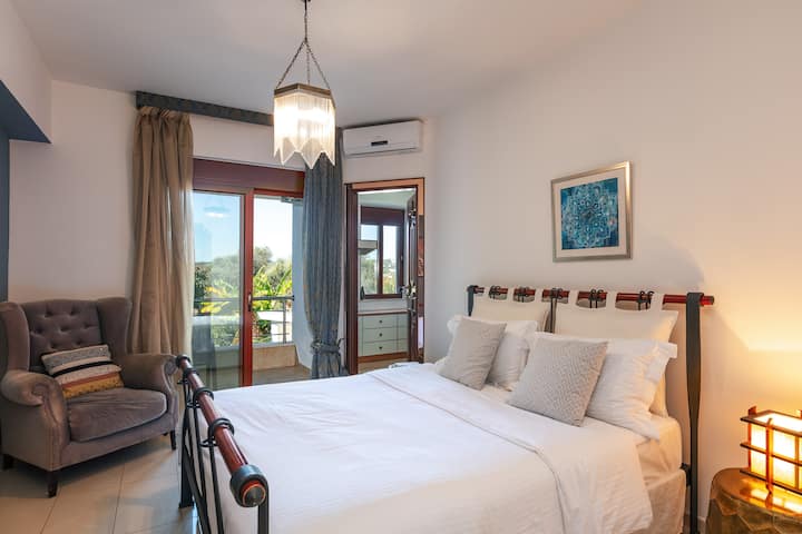 Საძინებელი ორადგილიანი საწოლით პირველ სართულზე