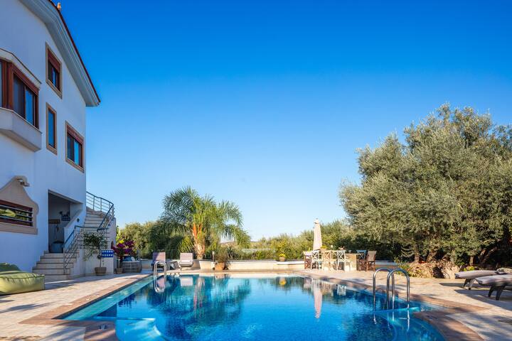 Nature’s Haven: Heated Pool, Fruitful Garden, BBQ!