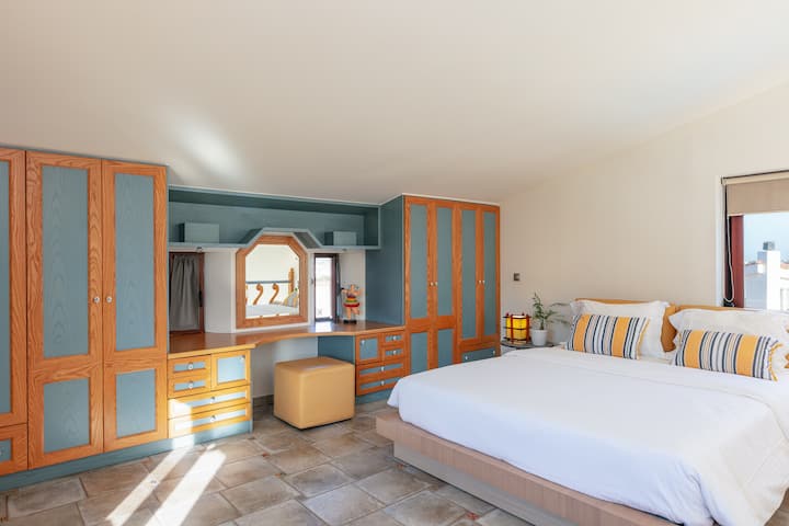 Საძინებელი სტუდიოს სხვენზე ორადგილიანი საწოლით