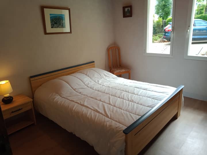 ห้องนอนอยู่ชั้นล่างมีทางเข้าห้องอาบน้ำที่ 2