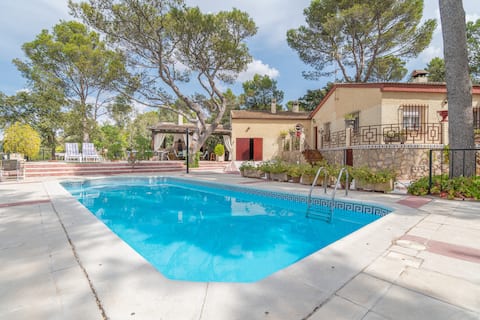Anuncio de Airbnb popular: “Private pool for your family” en Guadalajara